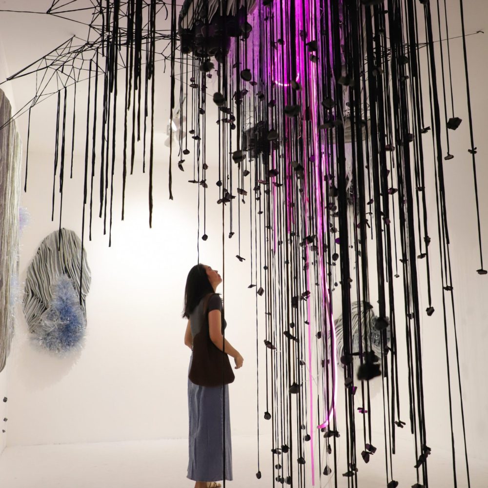 2019 | Tumpuk Lapis, Tampak Isi : Laras 5 | felt, acrylic, plaastic, yarn, stone, neon lights