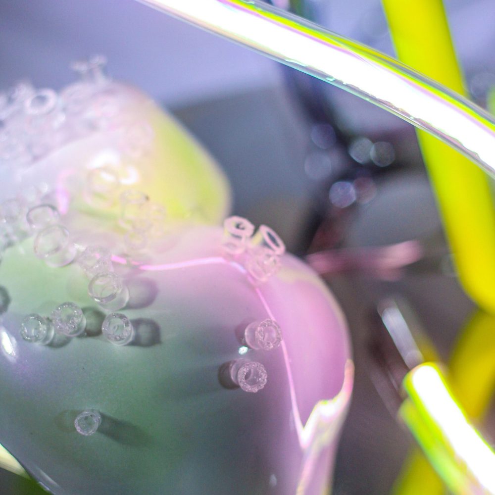 2023 | Tumpuk Lapis, Tampak Isi : Laras 10 | 32 x 40 x 37 cm | resin, acrylic, neon lights