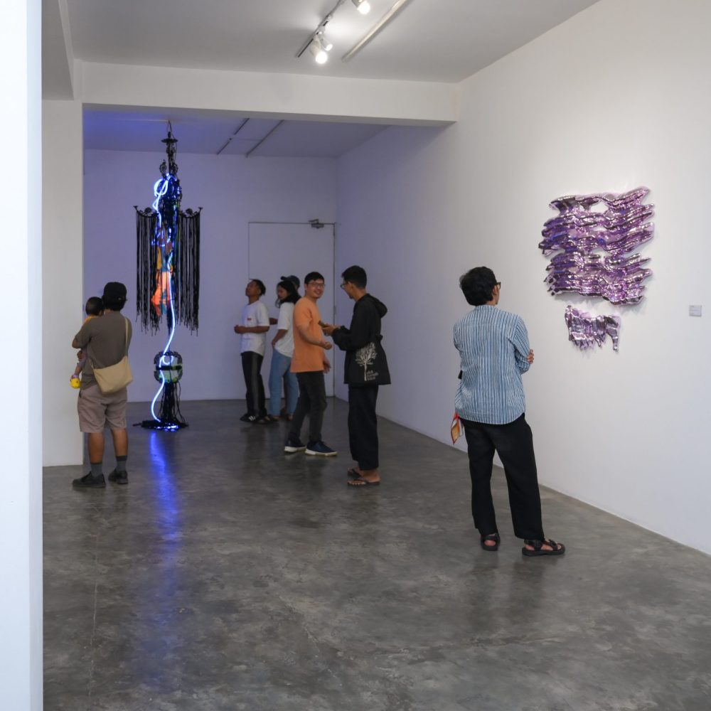 2024 | Ruang Fana : Dinamika 15 | 120 x 80 x 10 cm, 46 x 25 cm | resin and chrome